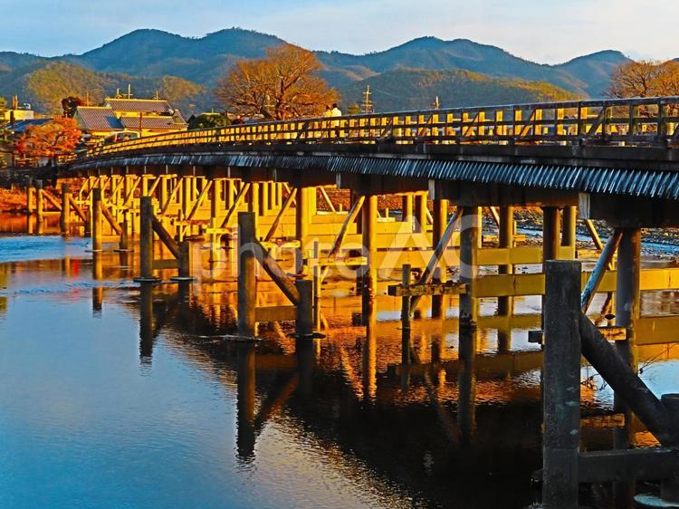 朝焼けの渡月橋 日本,冬,京都の写真素材