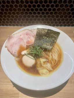 こだわり醤油ラーメンとトッピング こだわり醤油ラーメンとトッピング ラーメン,醤油ラーメン,中華そばの写真素材