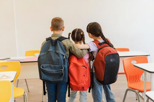 肩を組む生徒たち 男の子,女の子,子どもの写真素材