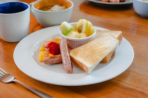 トーストと卵の洋朝食 トーストと卵の洋朝食の写真