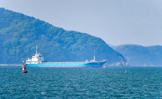 瀬戸内海を航行する貨物船 貨物船,船,船舶の写真素材