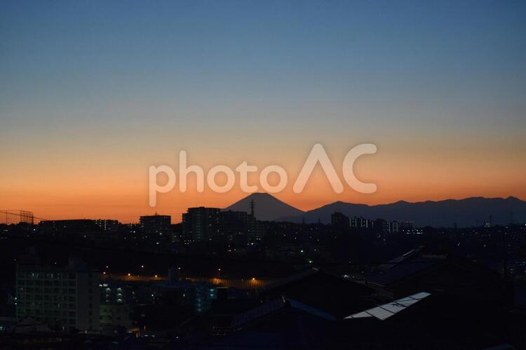 マジックアワーの富士山のシルエット 夕焼け,富士山,シルエットの写真素材