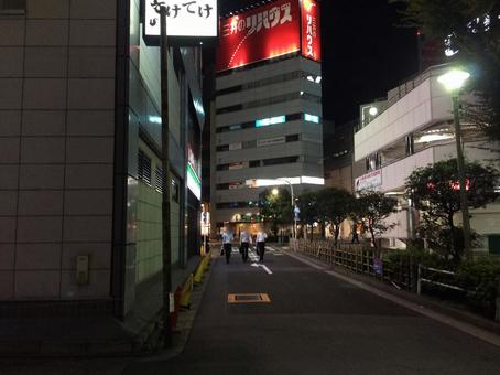 夜の大森駅前の北二番街と仕事狩りの人々 夜の大森駅前の北二番街と仕事狩りの人々 北二番街,夜,大森の写真素材