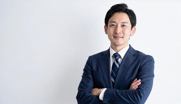 腕組みをするビジネスパーソン 腕組みをするビジネスパーソンの写真
