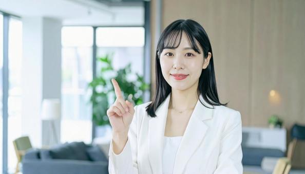 自信のある表情で指さすビジネス女性 自信のある表情で指さすビジネス女性の写真