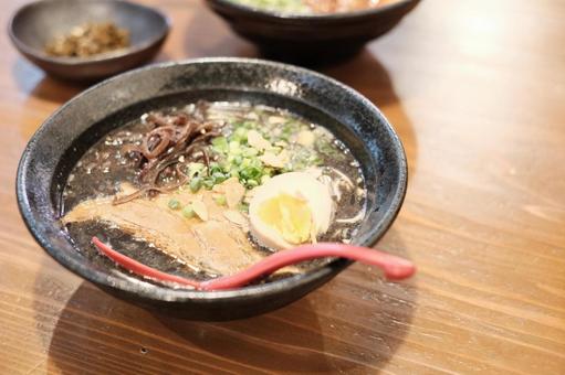 黒豚骨ラーメン 黒豚骨ラーメンの写真