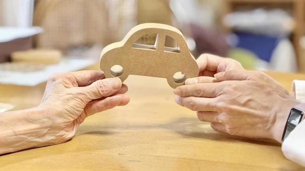 車の小物を持つ女性と高齢女性 車の小物を持つ女性と高齢女性 車,免許返納,持つの写真素材