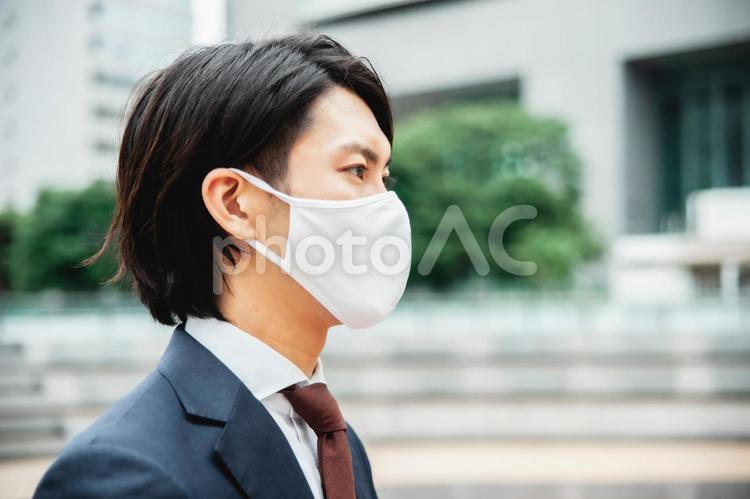 マスクをするビジネスマン（横顔） マスク,ビジネスマン,横顔の写真素材
