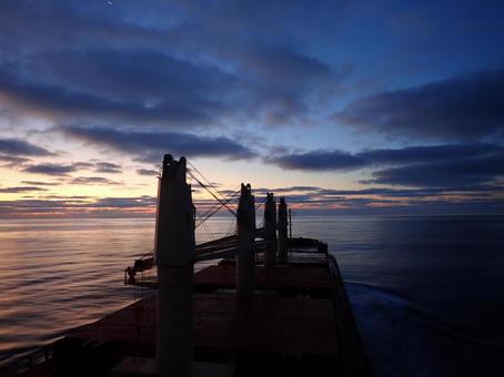 船から見た夕暮れの写真