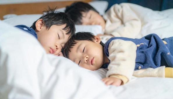 お泊り保育で一緒に眠る園児たち お泊り保育で一緒に眠る園児たちの写真