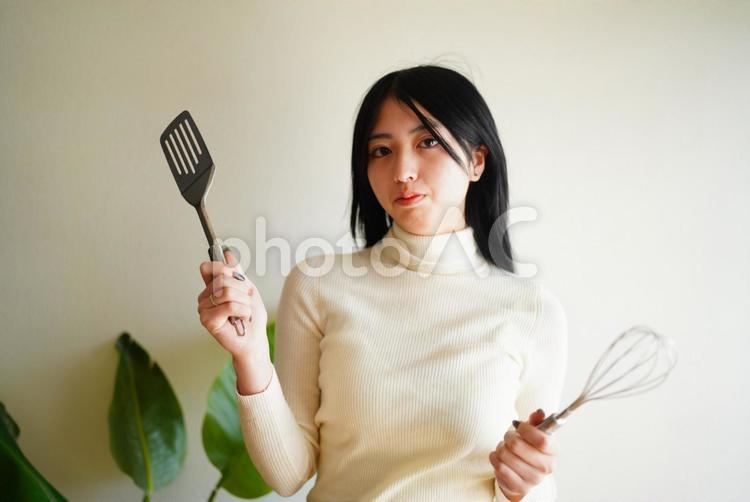 料理のイメージ/調理器具を持つ女性 20代,屋内,女性の写真素材