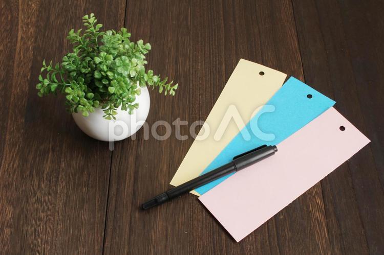 卓上のカラフル付箋とペン 付箋,ペン,植物の写真素材