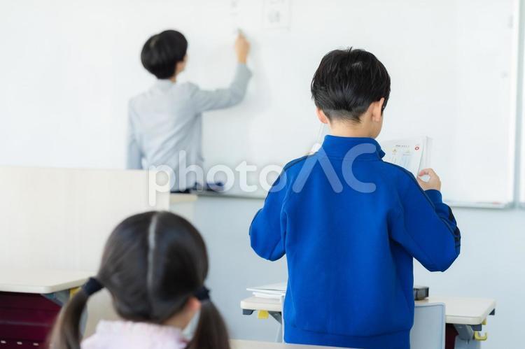 教室で授業を受ける小学生 教室,起立,朗読の写真素材