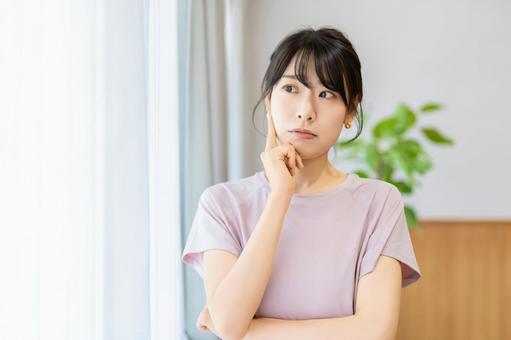 美容・健康・ダイエットについて悩む女性 美容・健康・ダイエットについて悩む女性 女性,悩む,考えるの写真素材