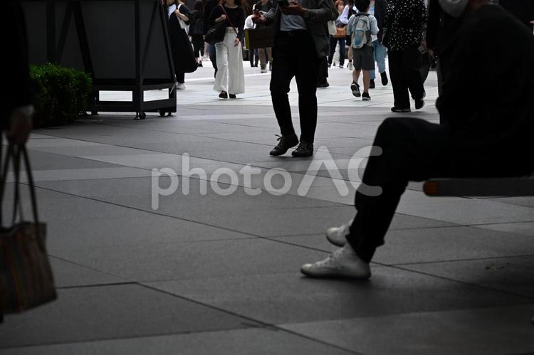 都会の街角、歩きゆく人々 街角,都市,歩く人の写真素材