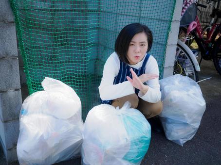 34:ゴミ捨てのマナー違反を指摘する女性 34:ゴミ捨てのマナー違反を指摘する女性の写真