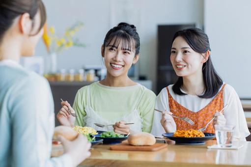 カフェでランチをする若い女性 カフェでランチをする若い女性 食事,ランチ,女子会の写真素材
