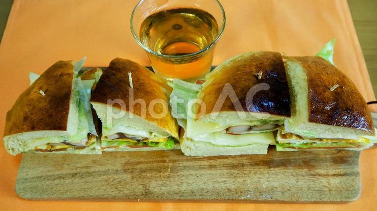 1／4カット・チキンバーガー（俯瞰） 俯瞰,ジャンボ,チキンの写真素材