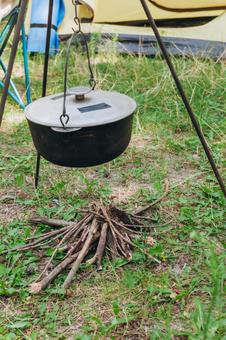 焚き火台の横に積まれた薪 鍋,調理,焚き火の写真素材