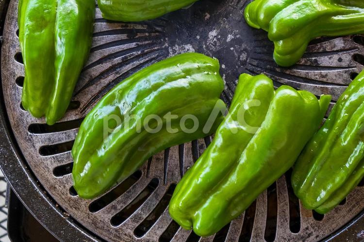 バーベキューグリルで焼かれているピーマン ピーマン,野菜,バーベキューの写真素材