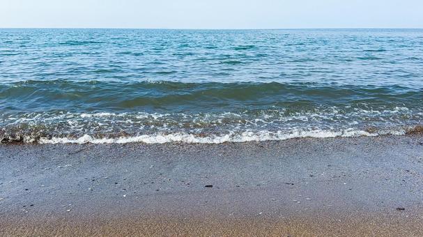 夏の青い海とビーチに打ち寄せる波 夏の青い海とビーチに打ち寄せる波 海,波,青空の写真素材