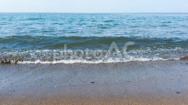 夏の青い海とビーチに打ち寄せる波 海,波,青空の写真素材