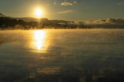 湖面から湯気が立ち昇る洞爺湖の夜明け 洞爺湖,日の出,朝焼けの写真素材
