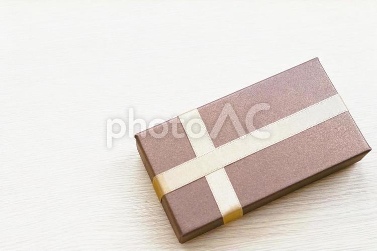 茶色のギフトボックス　テキストスペース プレゼント,バレンタインデー,結婚記念日の写真素材
