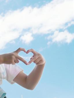 子供のハートマーク（縦画像） ハート,ハンドサイン,指の写真素材