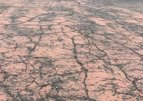 公園の赤い地面 奥行き 公園の赤い地面 奥行きの写真