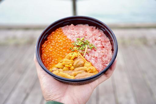 3色海鮮丼 3色海鮮丼 海鮮丼,丼,うにの写真素材