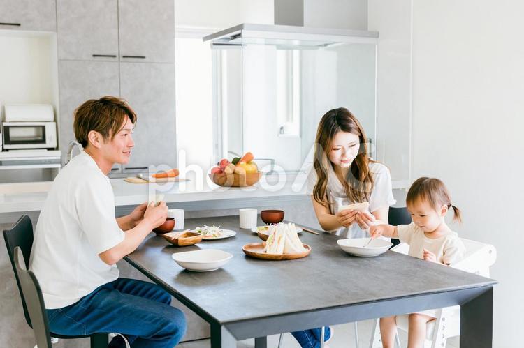 ダイニングで食事をする家族（ファミリー） 家族,食事,子供の写真素材