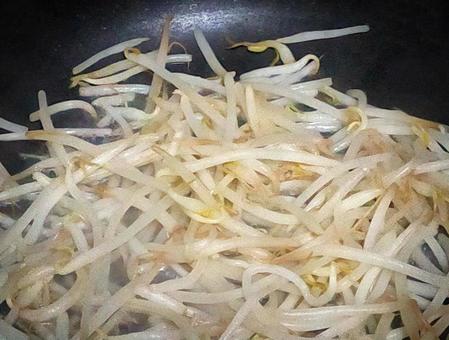 Fried bean sprouts in a frying pan, JPG Fried bean sprouts in a frying pan, JPG