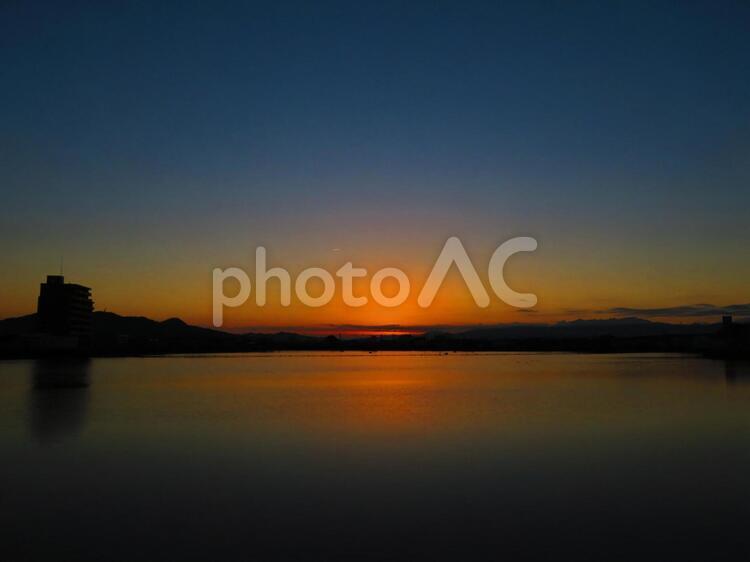 秋の池の朝焼け 背景,朝焼け,池の写真素材