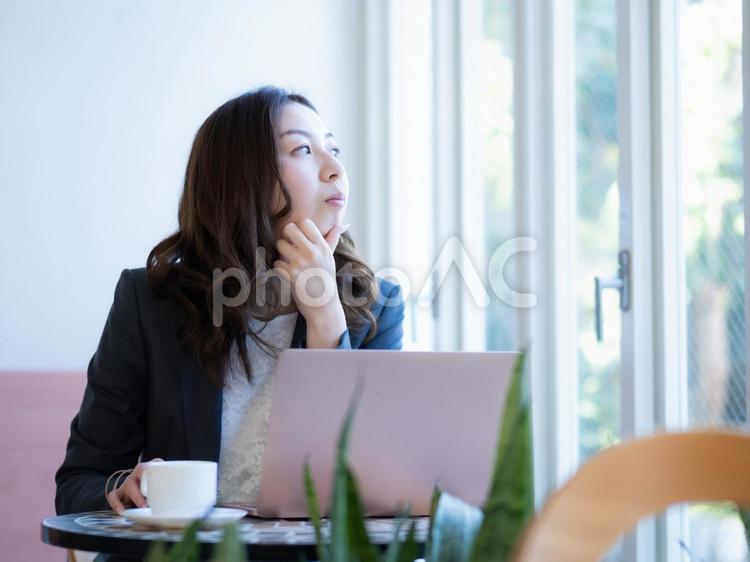 23：パソコンで仕事をする女性 女性,女の子,人物の写真素材