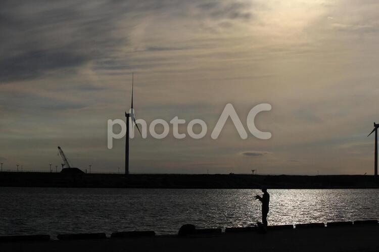 夕暮れの海釣り　港　シルエット５ 夕暮れ,海釣り,シルエットの写真素材