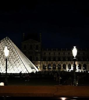 夜のルーブル美術館 夜のルーブル美術館の写真