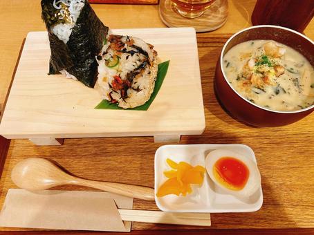 食事 おにぎり 食事 おにぎり の写真
