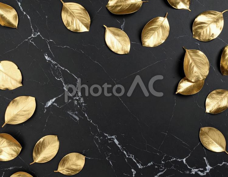 高級感ある黒大理石とゴールドリーフ 大理石,黒,金の写真素材