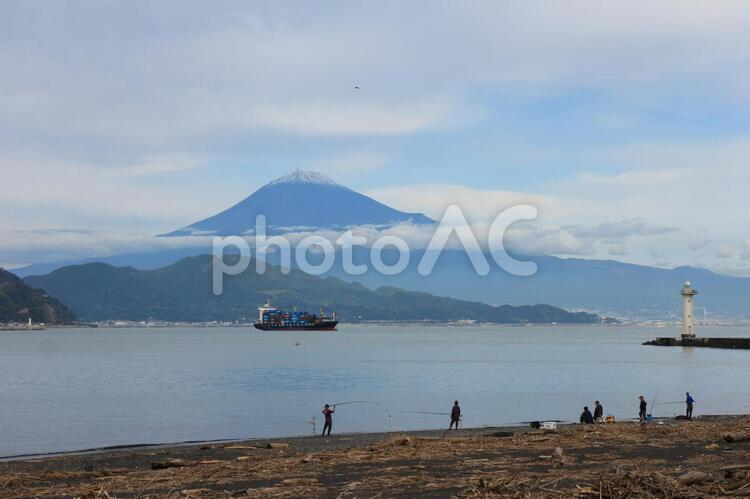 初冠雪の富士山と大型船と釣り人たち 初冠雪,富士山,釣り人の写真素材