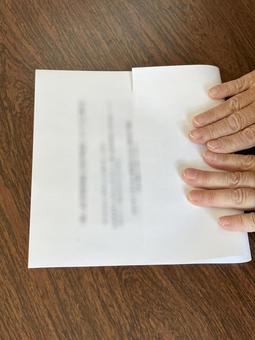 手紙を封筒に入れる 手紙を封筒に入れる 紙,封筒,手紙の写真素材