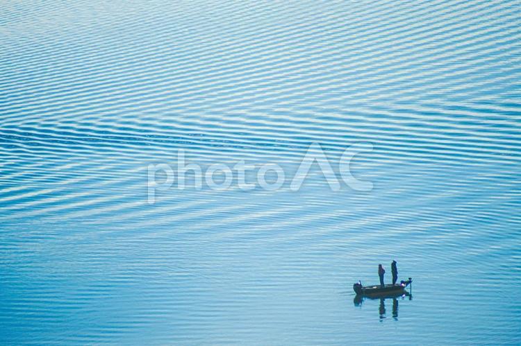 青い水面に浮かぶ小舟 水面,川,水の写真素材