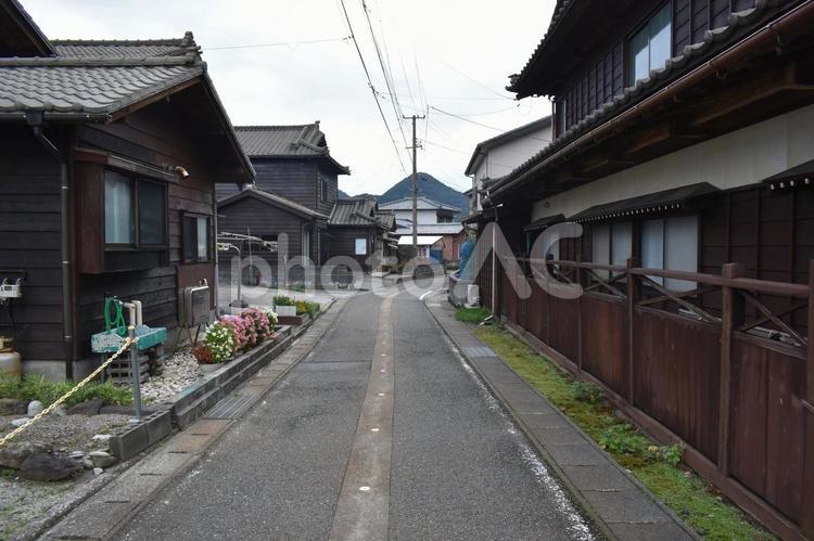 村上の細い道の風景 道,住宅,木造住宅の写真素材