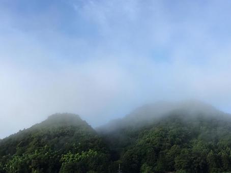 早朝 雨上がりの山 早朝 雨上がりの山 霧,もや,雲の写真素材