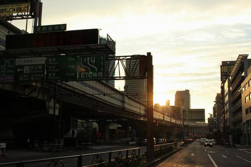 夕陽と高速道路 夕陽と高速道路の写真