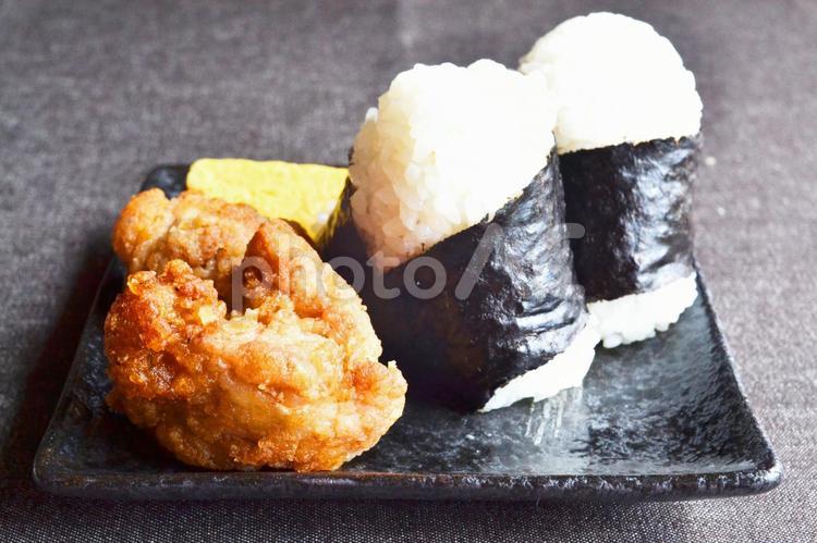 唐揚げとおにぎり おにぎり,米,ご飯の写真素材