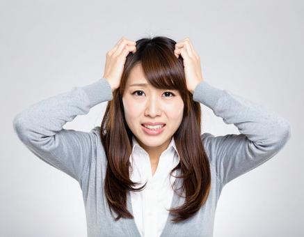 悩んでいる日本人女性の写真 悩んでいる日本人女性の写真の写真
