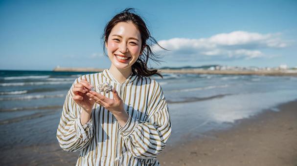 夏の日差しを浴びて海辺で微笑む女性 夏の日差しを浴びて海辺で微笑む女性の写真