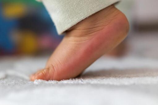 背伸びをする赤ちゃんの足元 赤ちゃん,足,背伸びの写真素材