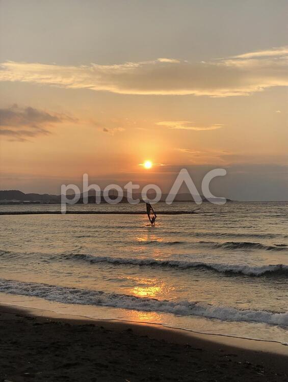 ウィンドサーフィンと夕日 ウィンドサーフィンと夕日,ウィンドサーフィン,夕日の写真素材